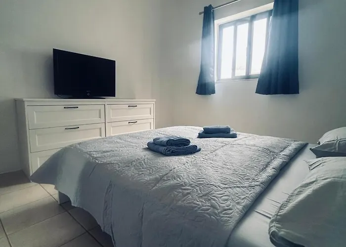 Two Bedroom Seaview - St Pauls Bay Apartment *